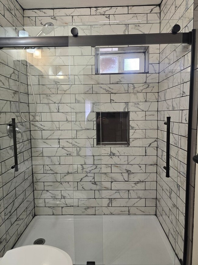 Building Photo - Charming Farmhouse