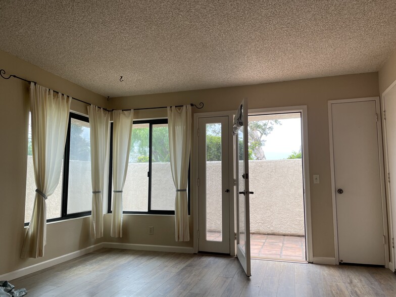 Light, bright living room - 4800 Sawyer Ave
