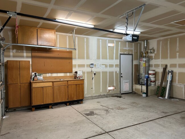 Building Photo - **READY FOR MOVE IN** Single Story Home in...