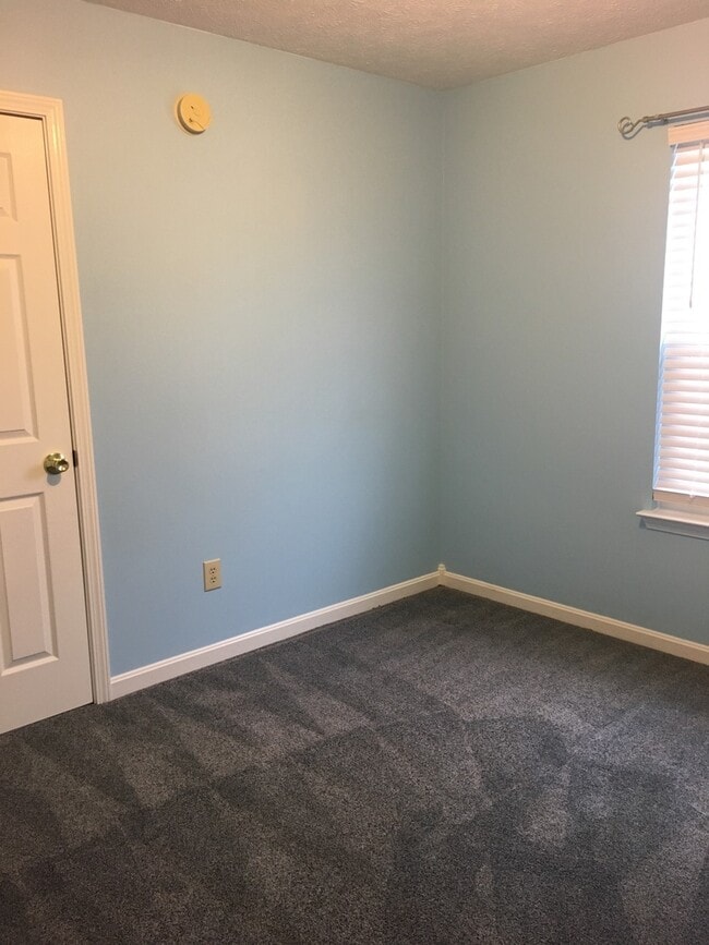 Building Photo - **New Paint**   **New Carpet**  Ready for YOU!!