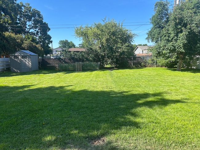 Building Photo - 3 Bed, 1.5 Bath with Spacious Backyard!