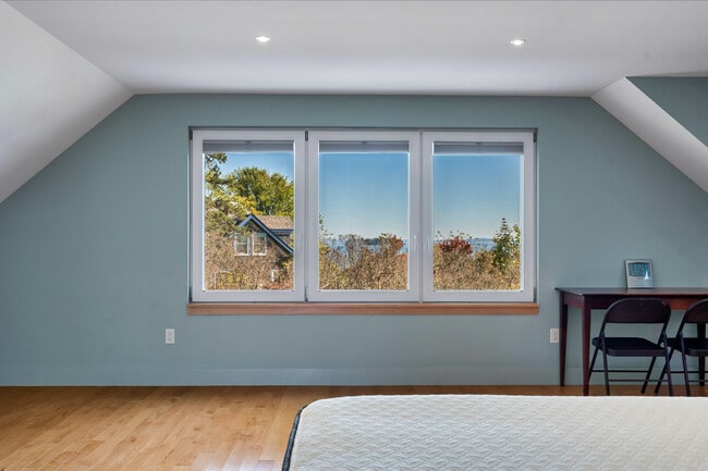 Building Photo - 1 Shoreline Dr