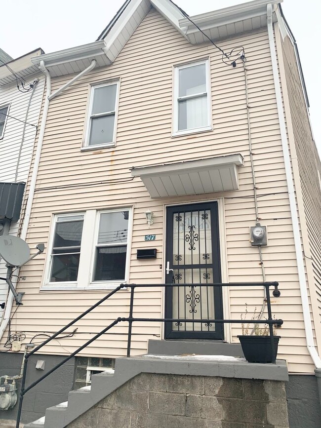 Building Photo - Beautifully Renovated 2 Bedroom home in Bl...