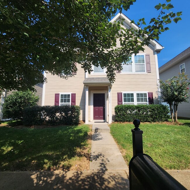 Primary Photo - Spacious 2-Story House w/Double Garage For...