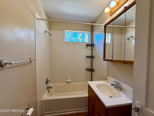 Building Photo - 625 Meteor St