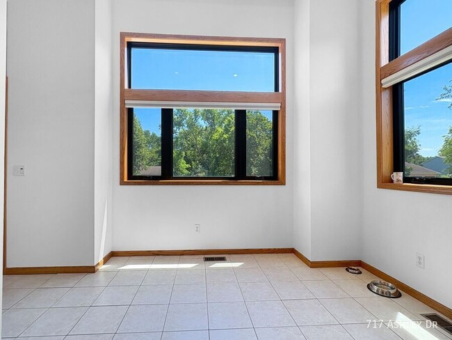 Building Photo - 717 Ashley Dr