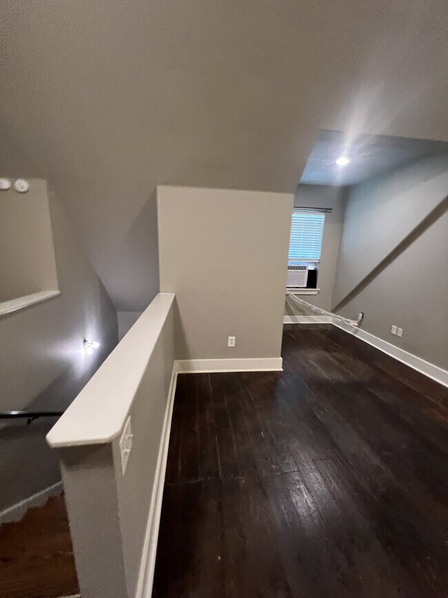 Building Photo - 300 W Dexter Dr