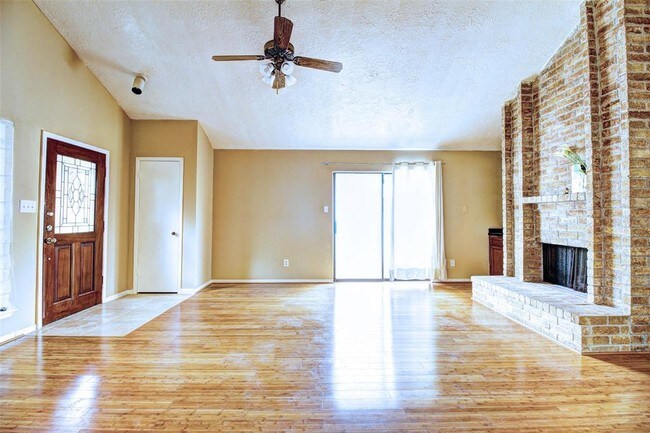 Building Photo - 6615 Briar Terrace Dr