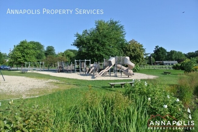 Building Photo - 424 Holly Dr