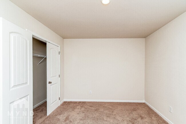 Building Photo - 265 Royal Mdw Dr