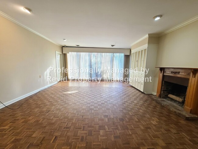 Building Photo - HUGE home in East Buntyn near U of M