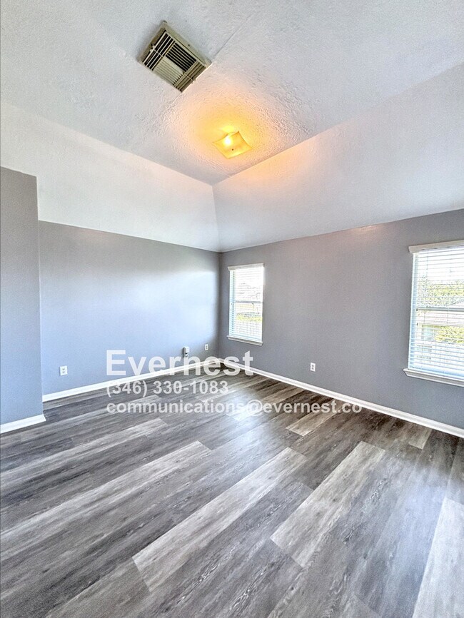 Building Photo - 3-Bedroom Home with Scenic Community Ameni...