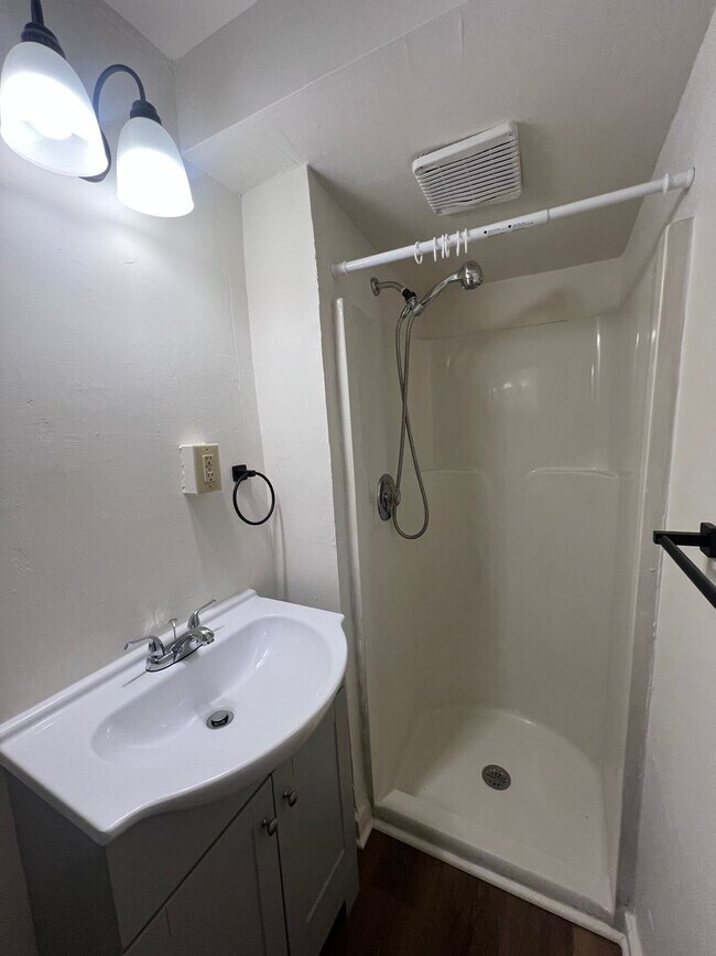 Building Photo - 207 W King St