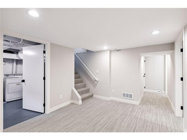 Building Photo - 238 8th Ave N
