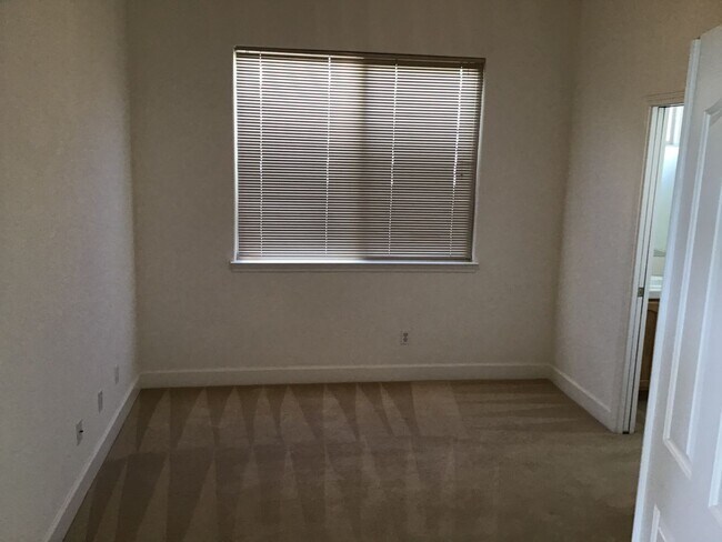 Building Photo - 442 La Costa Cir
