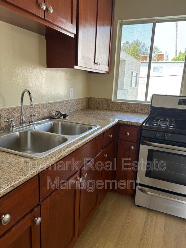 Building Photo - 1204 E Lexington Dr