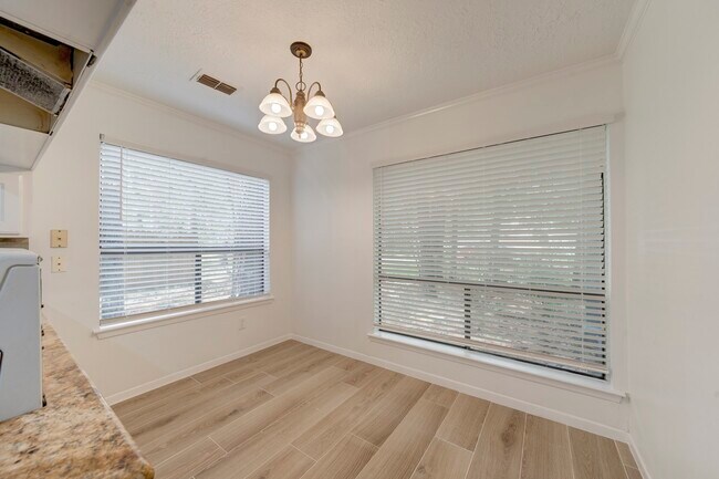 Building Photo - 42 N Timber Top Dr