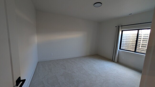 Building Photo - 1096 Marigold Dr