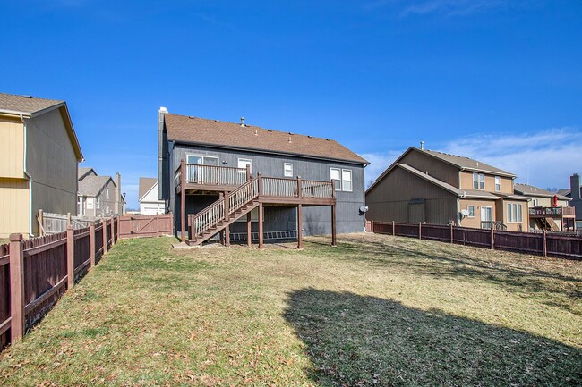 Building Photo - 4 Bedroom Home With Fenced Yard