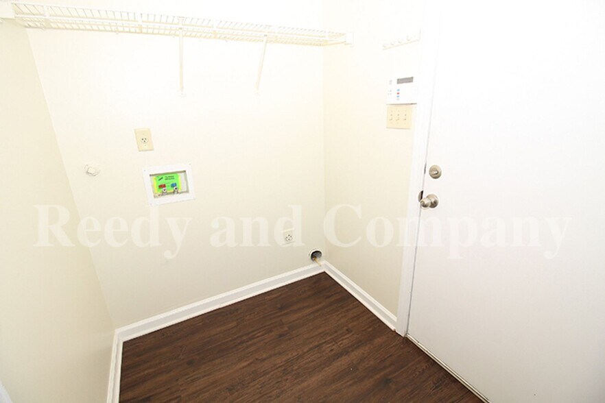 Building Photo - 7063 Parkbrook Ln