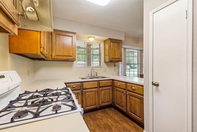 Building Photo - 2106 Rycroft Dr