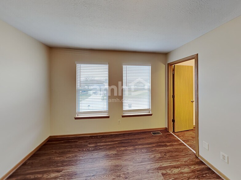 Building Photo - 875 Maher Dr