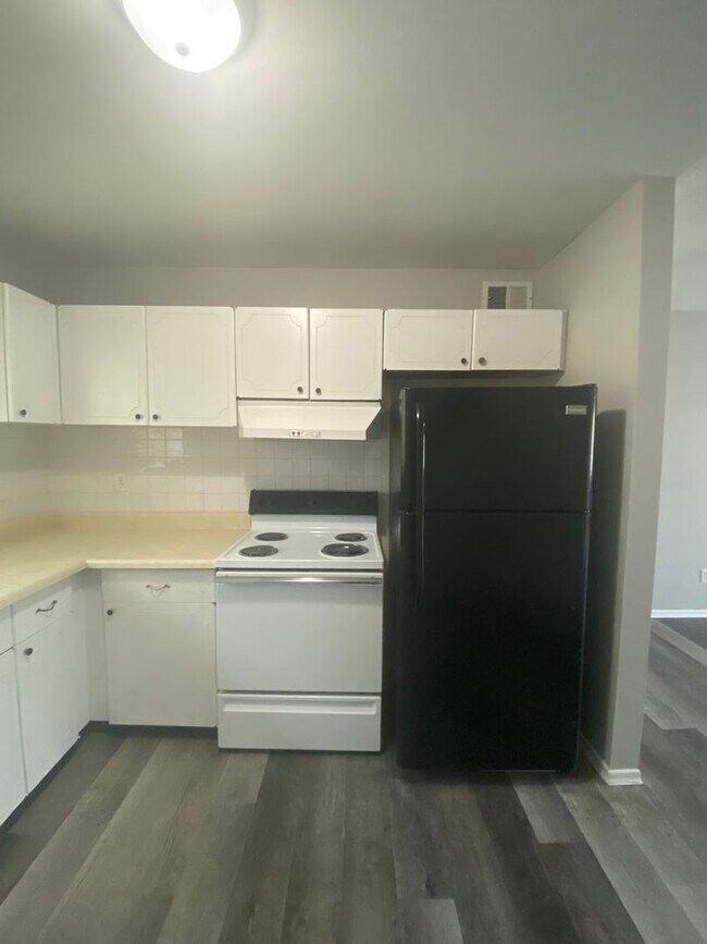 Building Photo - Updated 2 Bedroom One Bath Apt in Florissant!
