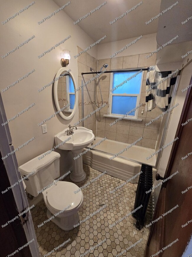 Building Photo - Freshly Painted 3 Bedroom