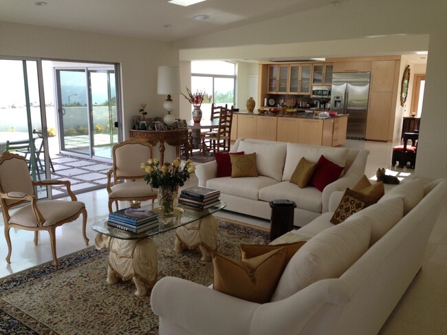 OCEAN VIEW LIVING ROOM - 3440 Shoreheights Dr