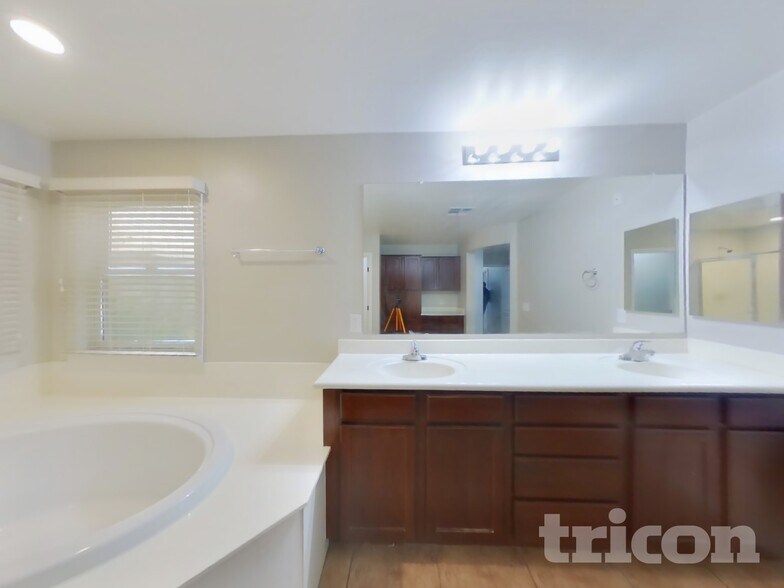 Building Photo - 2323 Grenadine Rd