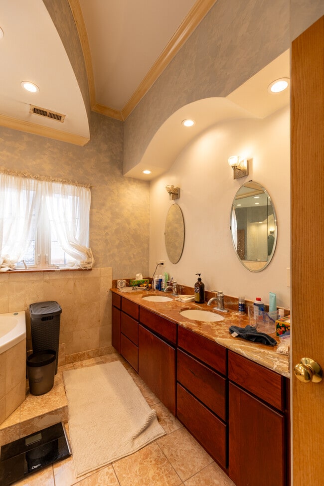 Building Photo - 4716 N Kilbourn Ave