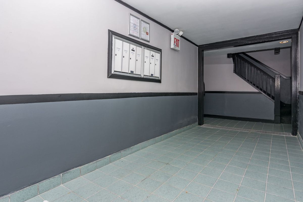 Building Photo - 1123 E 81st St