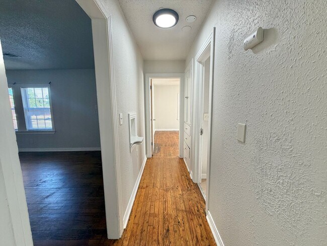 Building Photo - 4 Bedroom home!