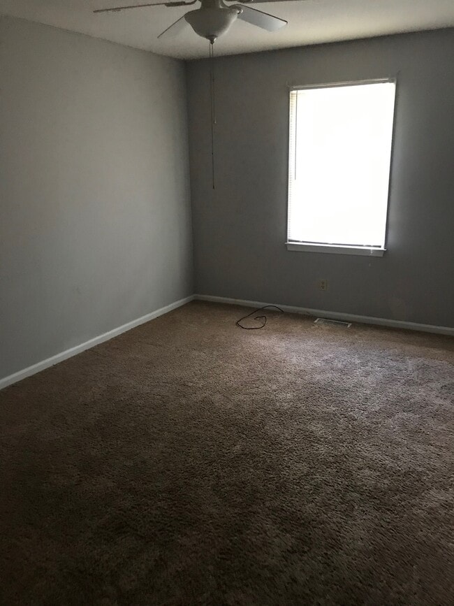 Building Photo - Great home with lots of extras!
