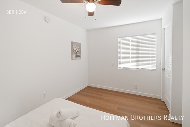 Building Photo - 7441 Hazeltine Ave