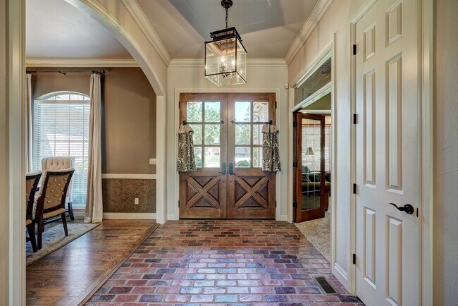 Building Photo - Luxury 5 Bedroom Home in Fairfax Estates + Safe Room + Memorial High + Easy Access to I-35