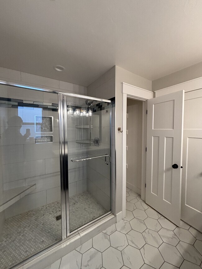 Building Photo - 696 Regency Ln