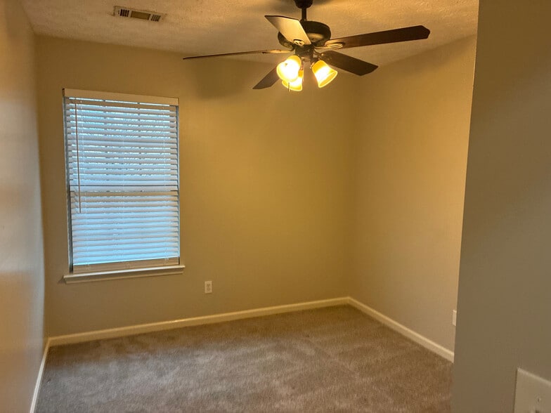 Building Photo - Room in Townhome on Stone Gate Way