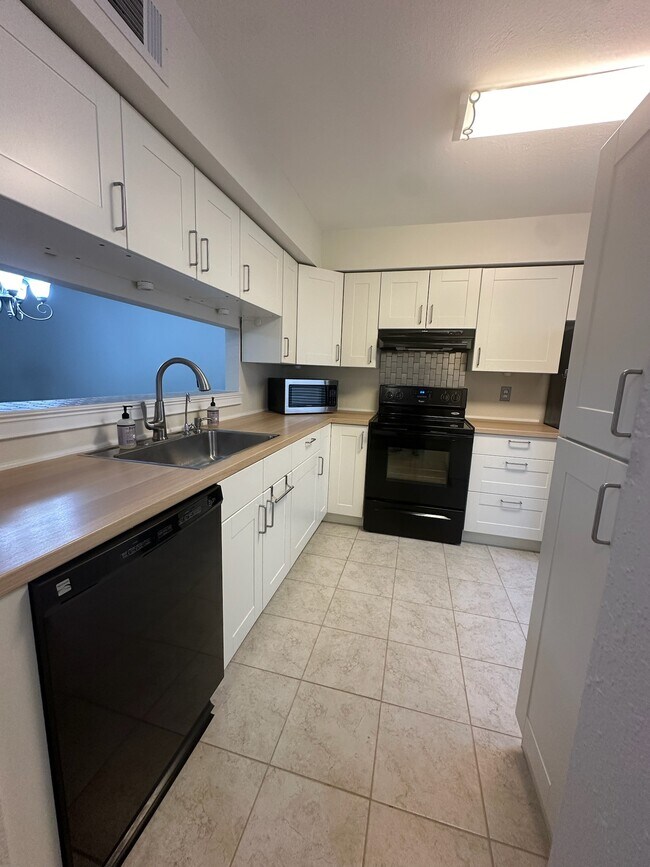 Building Photo - 5206 Sunridge Palms Dr