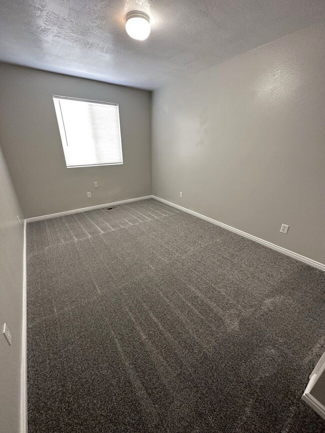 Building Photo - 3 Bed Duplex in Ogden – 18-Month Lease + 1...