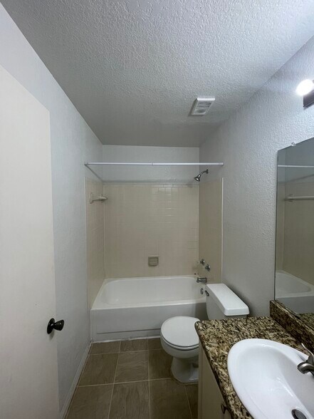 Building Photo - 2550 N Alafaya Trl