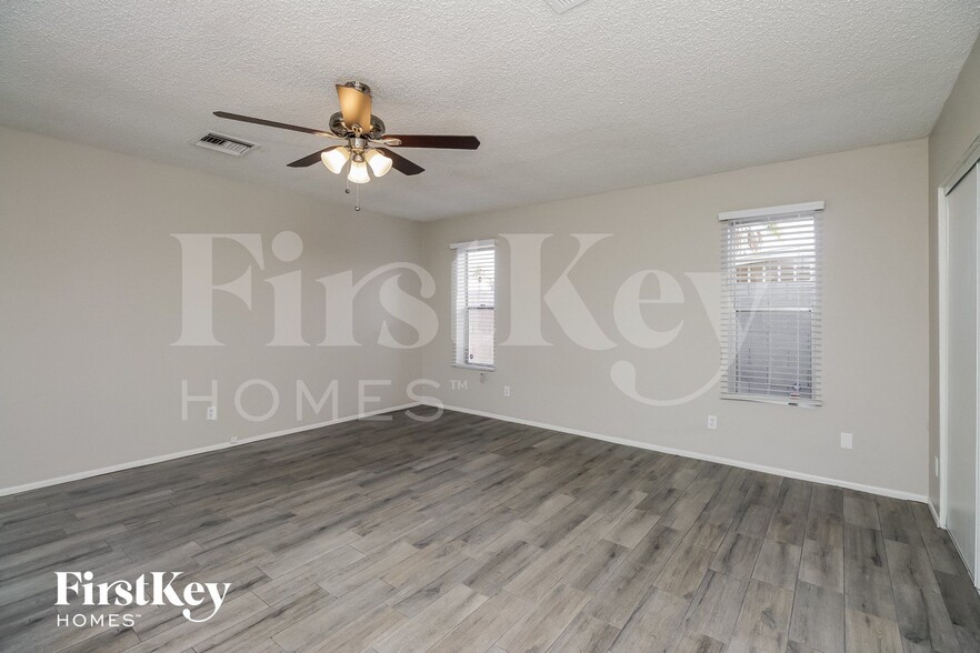 Building Photo - 2030 E Aspen Ave