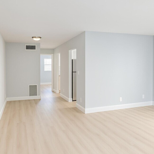 Building Photo - 690 Kingsbridge St