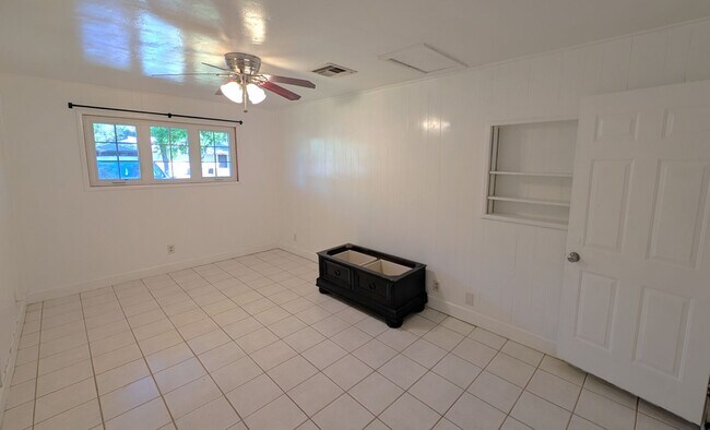 Building Photo - 3 Bedroom Home Plus Bonus Room in the Hudson Manor Community Near S McClintok Dr and E Apache Blvd!