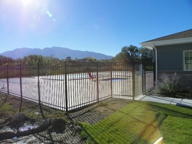 Building Photo - 3 Bd 3.5 Bath 2 Car Garage Townhome in Sandy