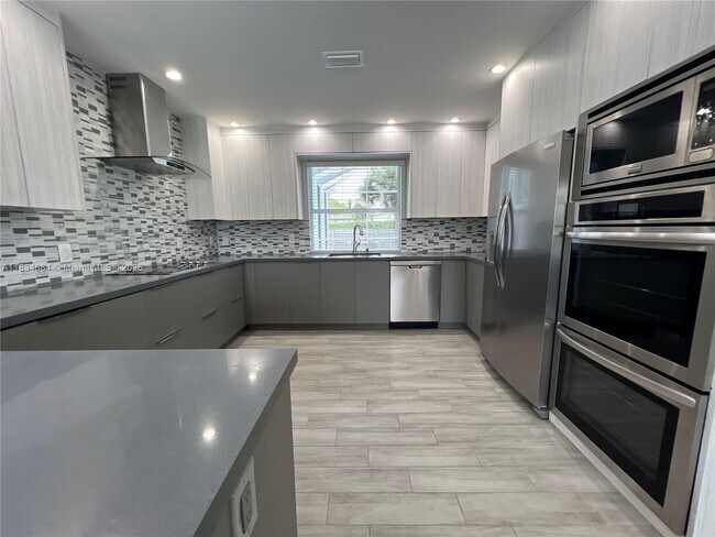 Building Photo - 1405 N 46th Ave