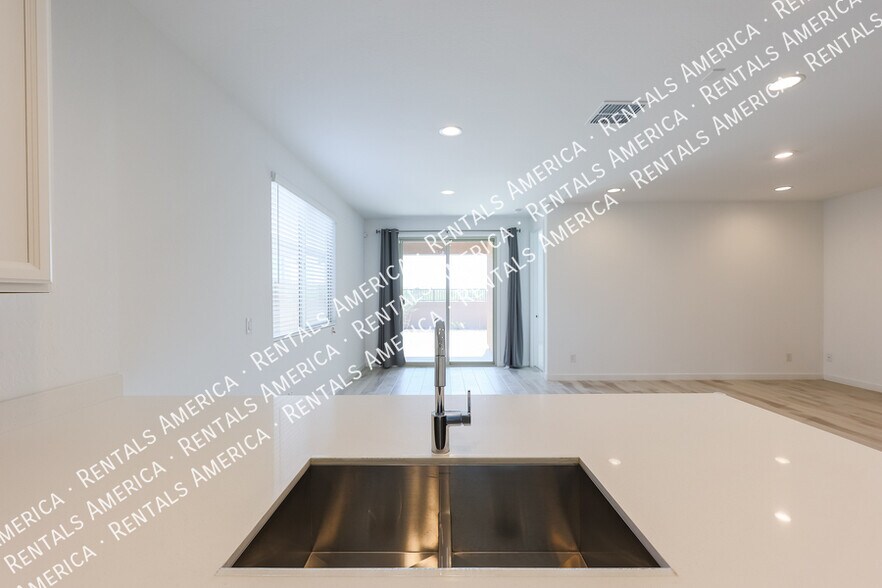 Building Photo - 8907 W Solano Dr
