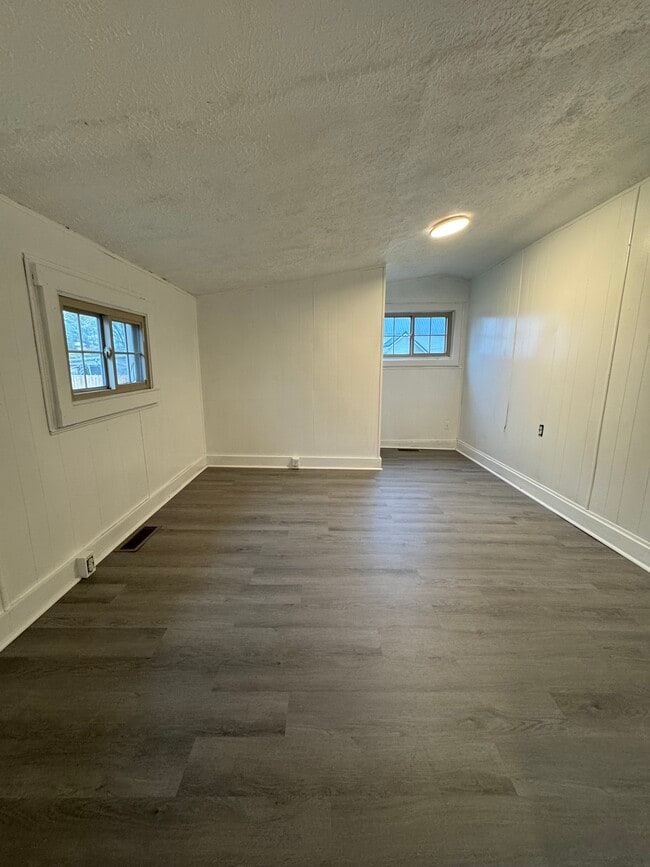 Building Photo - 460 Storms Ave