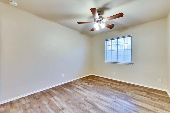 Building Photo - 2204 Grove Dr