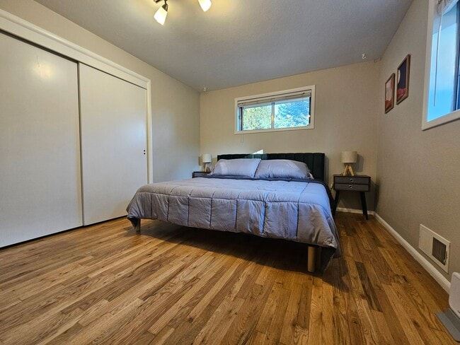 Building Photo - Fully Furnished Mid Century Charmer- month to month/midterm/short term, 3 bedrooms, highly desira...